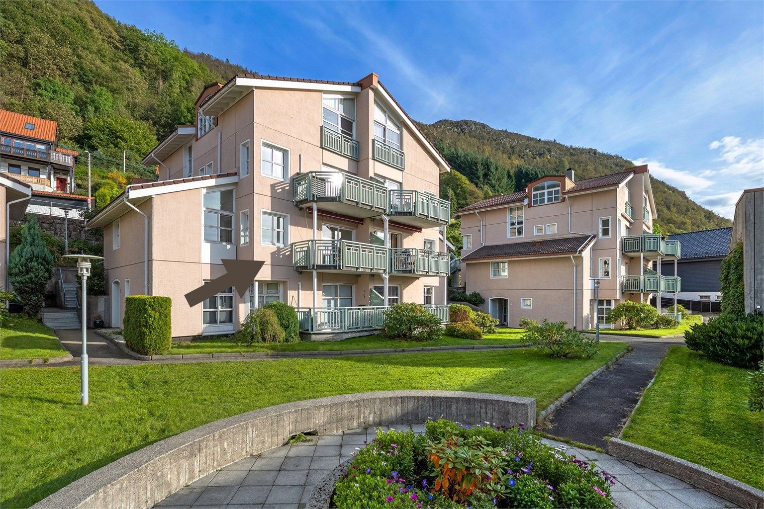 Leiligheten har en veldig fin beliggenhet i sameie. Meget pent opparbeidet fellesareal. 