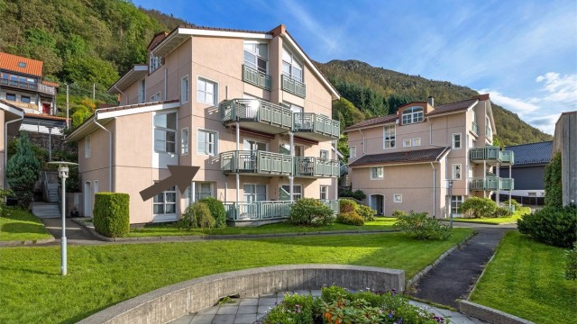 Leiligheten har en veldig fin beliggenhet i sameie. Meget pent opparbeidet fellesareal.