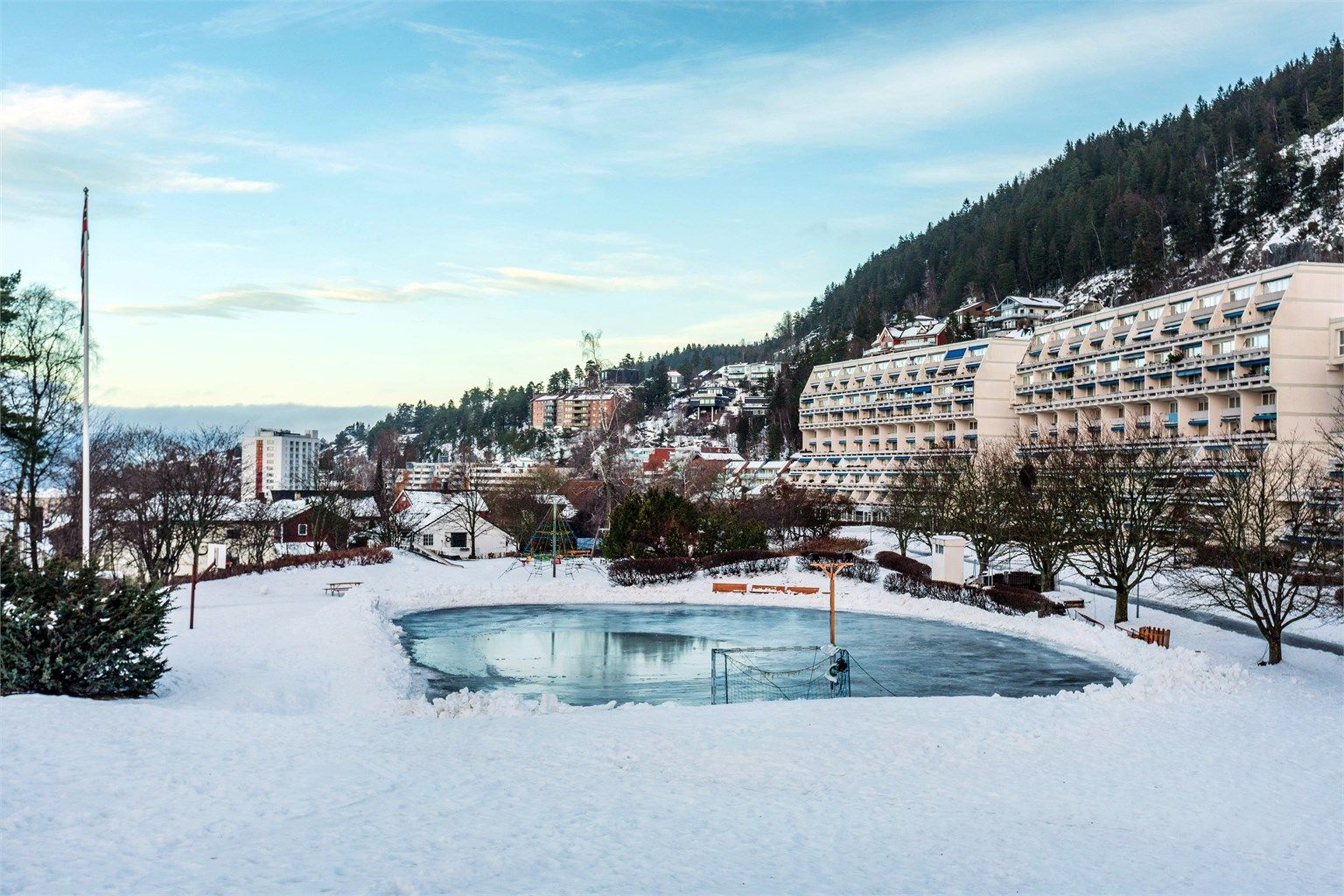 Sameiet har store og flotte fellesarealer, tidligere år har det blant annet vært anlagt skøytebane på ballplassen