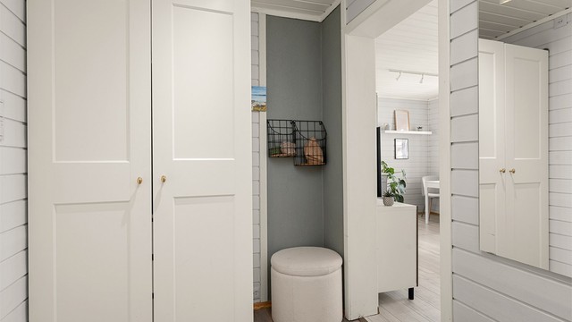 Romslig entré med god plass til oppbevaring av yttertøy og sko.