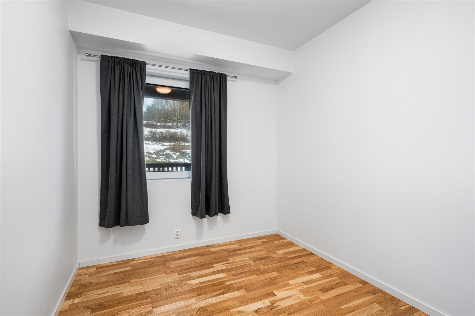 Soverom 2 er på 7,7 kvm og kan fint benyttes som barnerom eller kontor hvis ønskelig. 