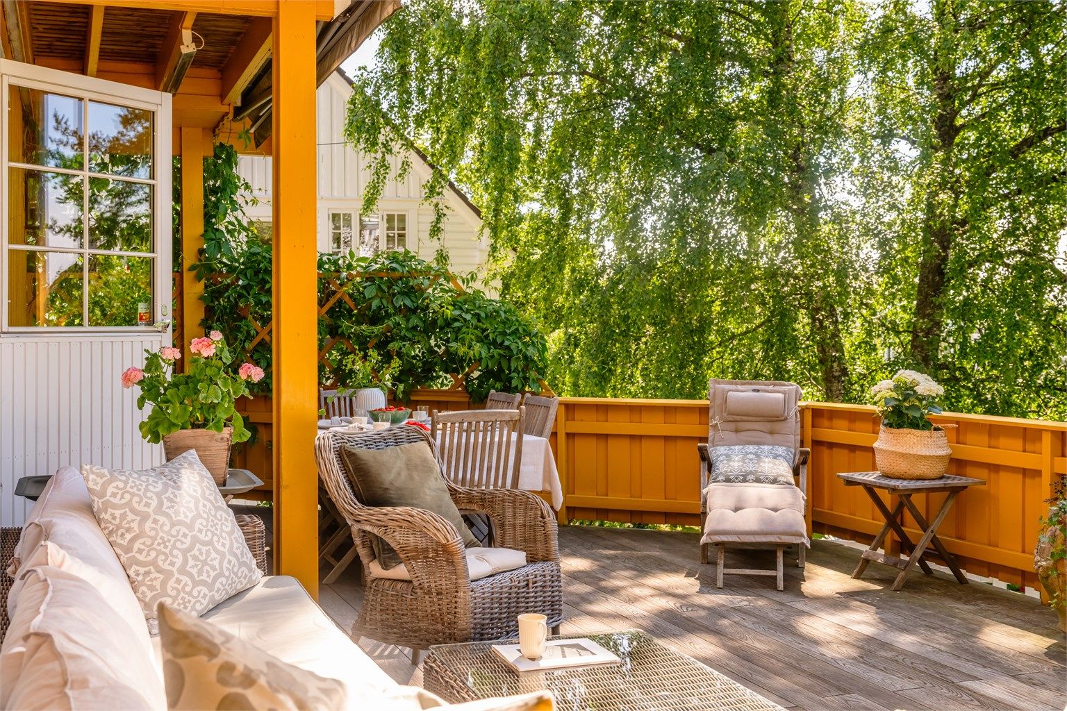  Her er det rikelig med plass til å innrede med ønsket utemøblement og nyte årets varmere dager. 
