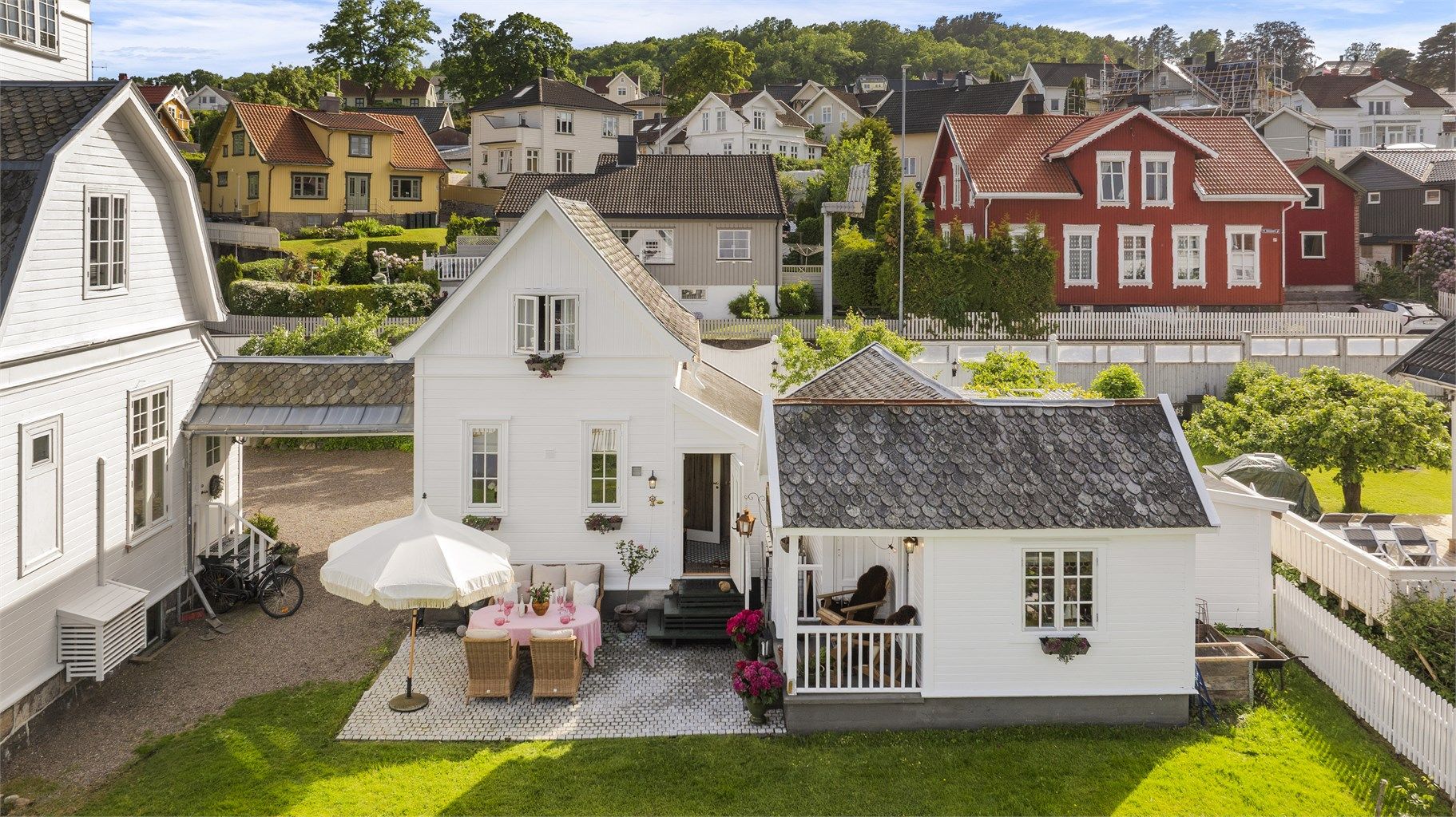 Eiendommen består av et hovedhus og sidebygninger, og er ansett som verneverdig av Riksantikvaren.