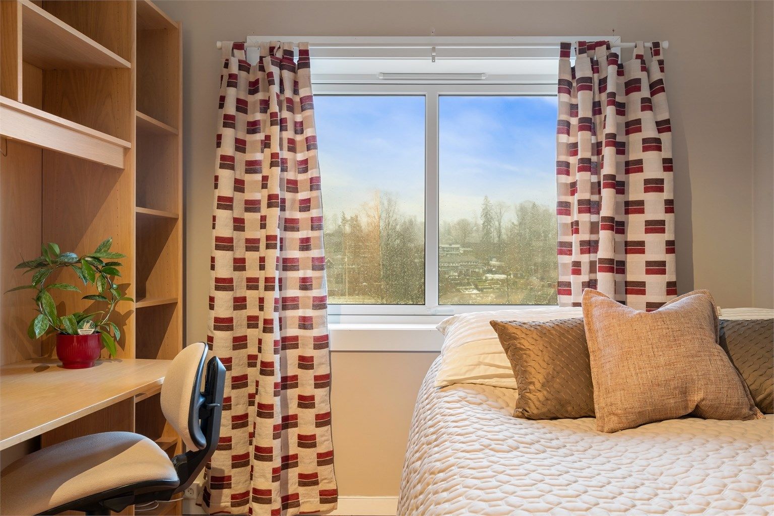 Også her er vinduet nytt fra 2021, noe som sikrer god isolasjon og et behagelig inneklima.