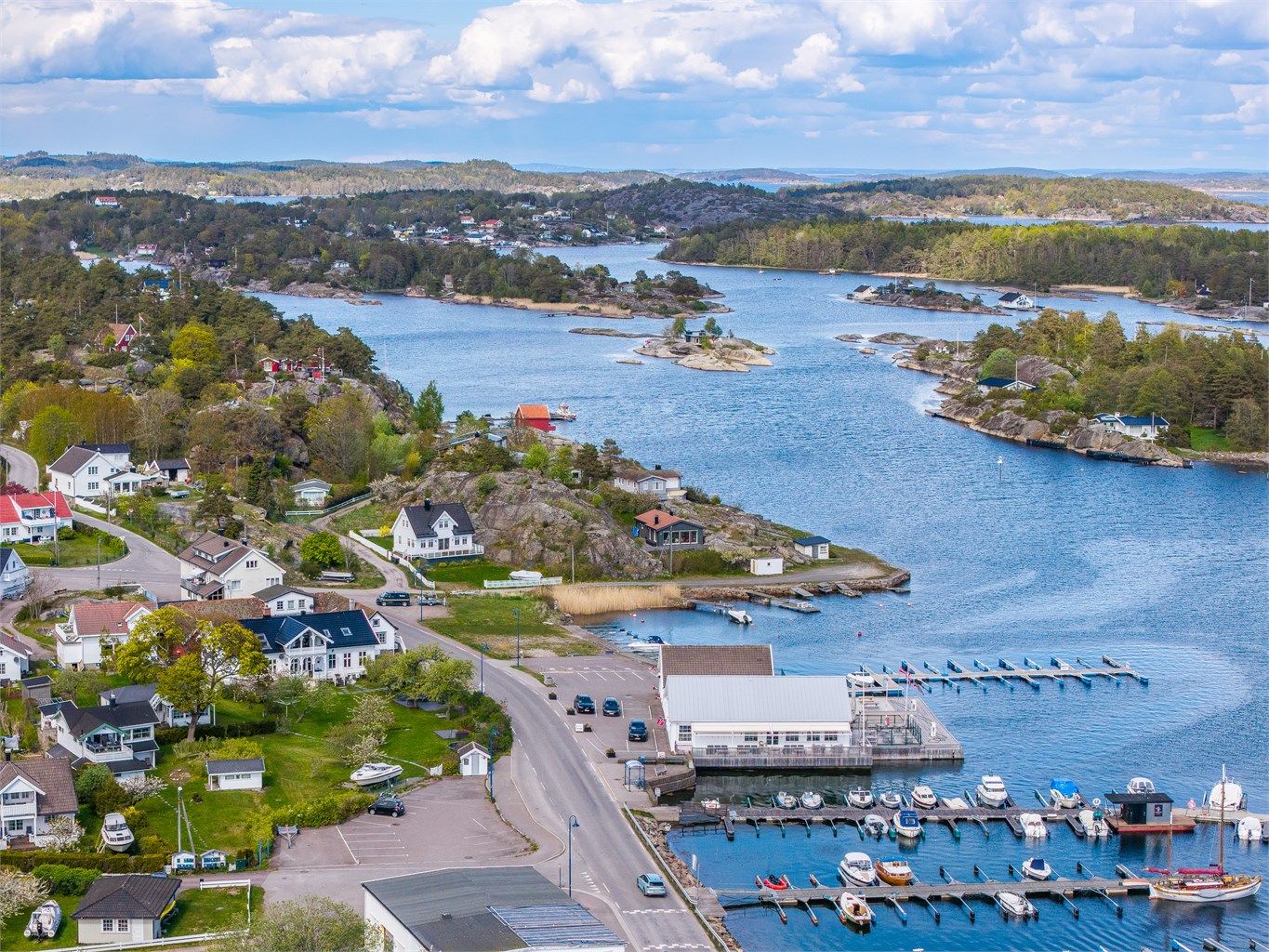 Denne flotte eiendommen ligger idyllisk til på Tjøme, ved attraktive Røssesundet – et av landets mest ettertraktede steder
