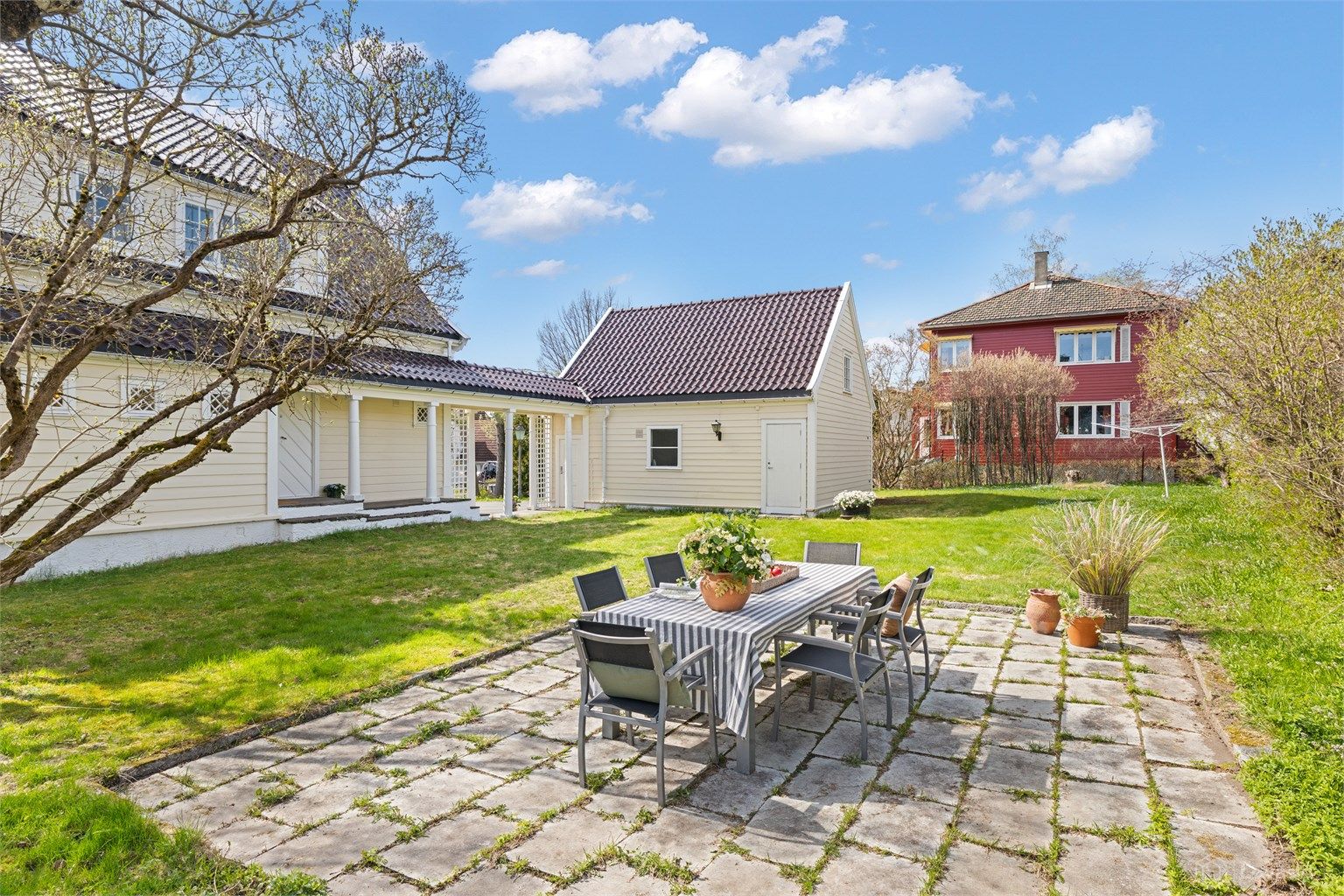 Stor og solrik hage med markterrasse