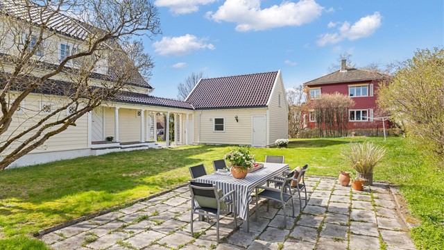 Stor og solrik hage med markterrasse