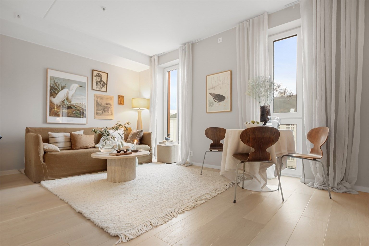 En romslig og åpen stue- og kjøkkenløsning som gir en god romfølelse.