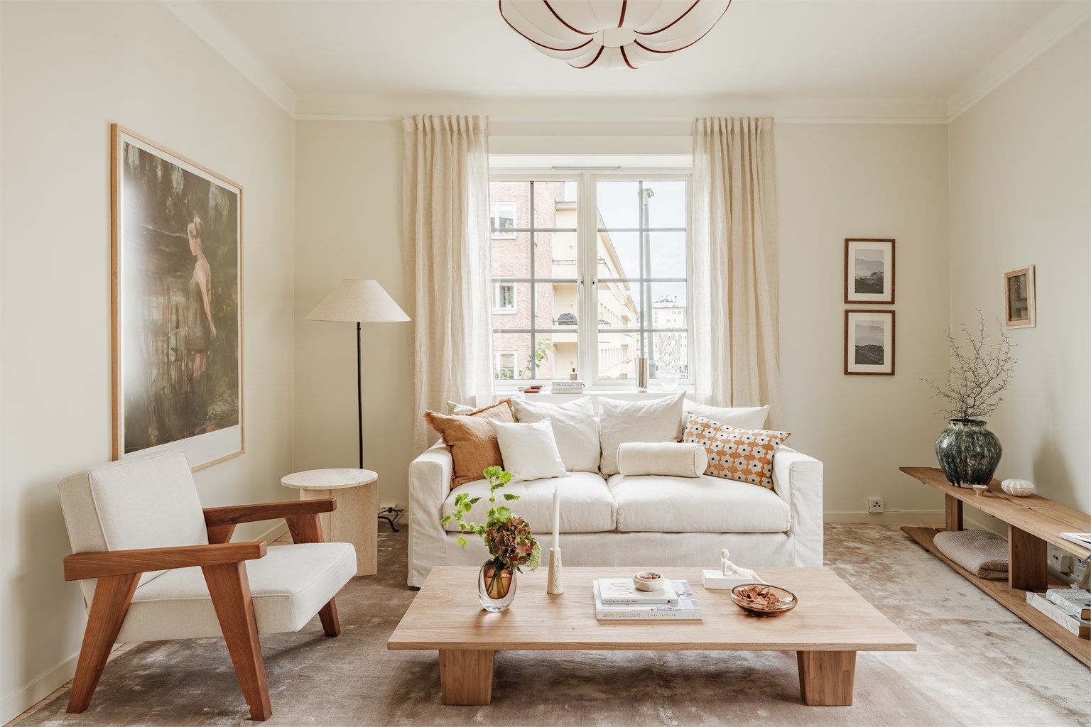 Stuen er lys og romslig med store vindusflater som slipper inn rikelig med naturlig dagslys, og en generøs takhøyde på hele 2,80 meter som underbygger den gode romfølelsen. 