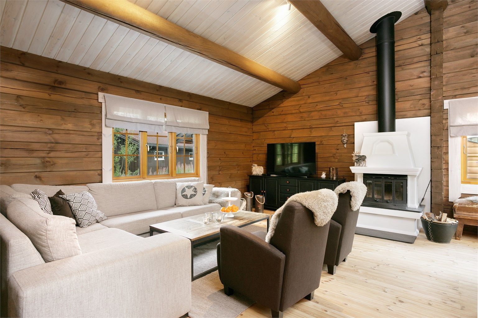 Romslig stue med murt peis