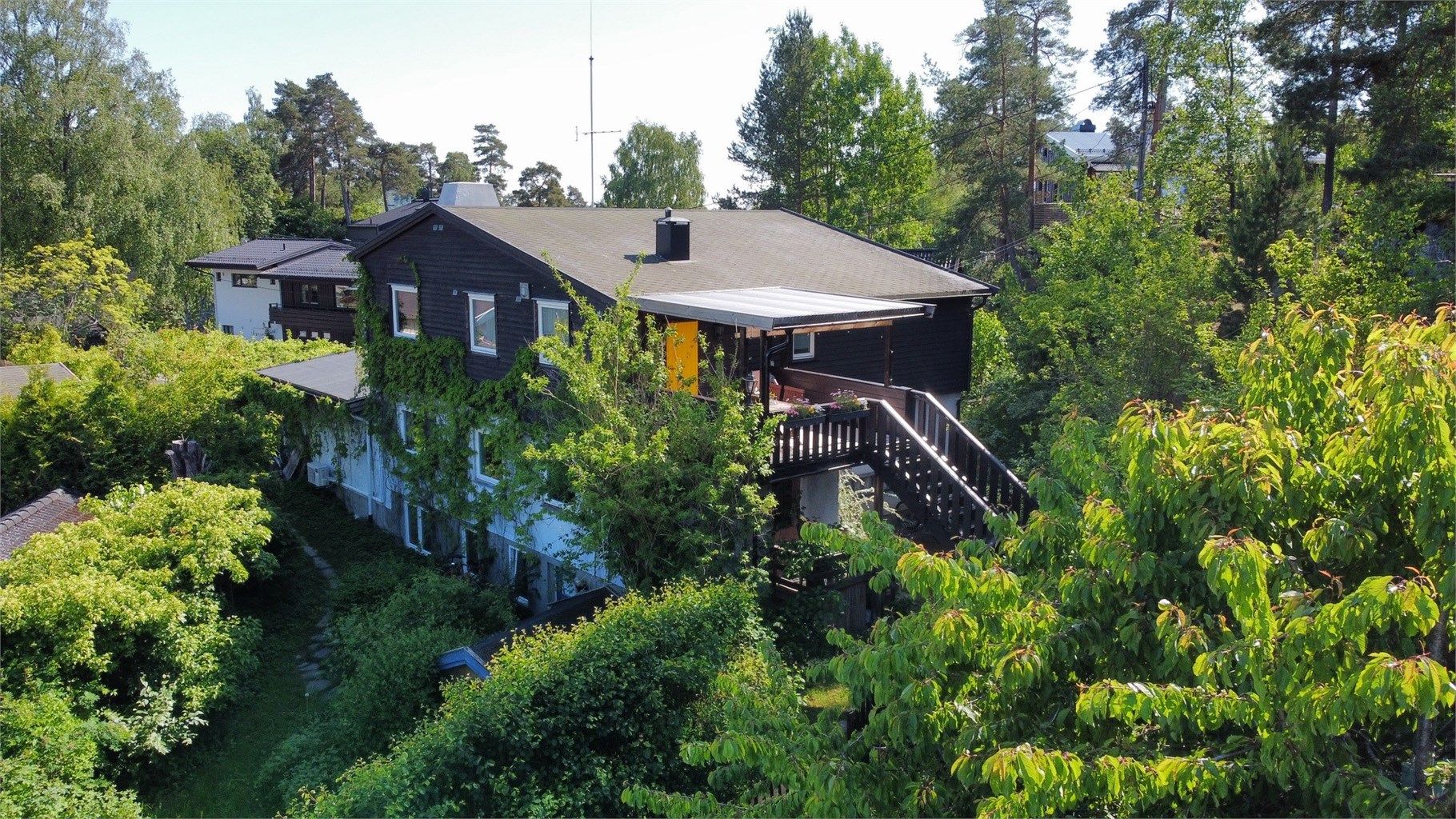 Velkommen til Storåssvingen 1 – en sjarmerende og lys halvpart av en horisontal tomannsbolig, idyllisk plassert i en rolig blindvei på Øvre Ljanskollen.