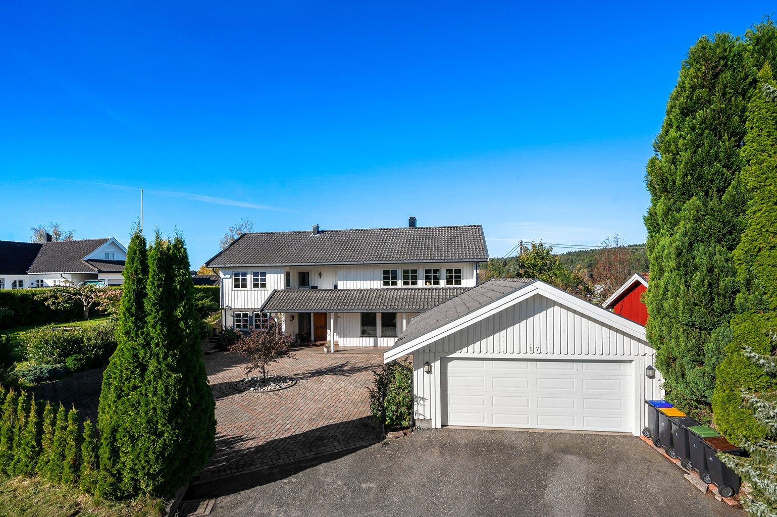 Erik Munks vei 17 - Innholdsrik eiendom med romslig enebolig, dobbel garasje ved innkjørsel og rikelig med parkeringsmuligheter. Garasjen er tilbygget med verksted og 2 boder