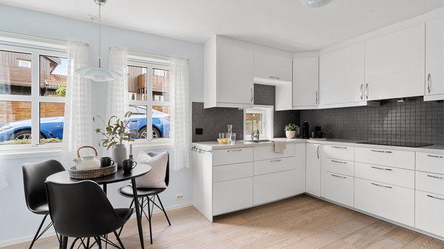 Tidløst kjøkken fra IKEA som var nytt i 2013. Innredningen er i tidløst hvitt med lys stein benkeplate. Fliser over benkeplate.
På kjøkken er det plass til spisebord