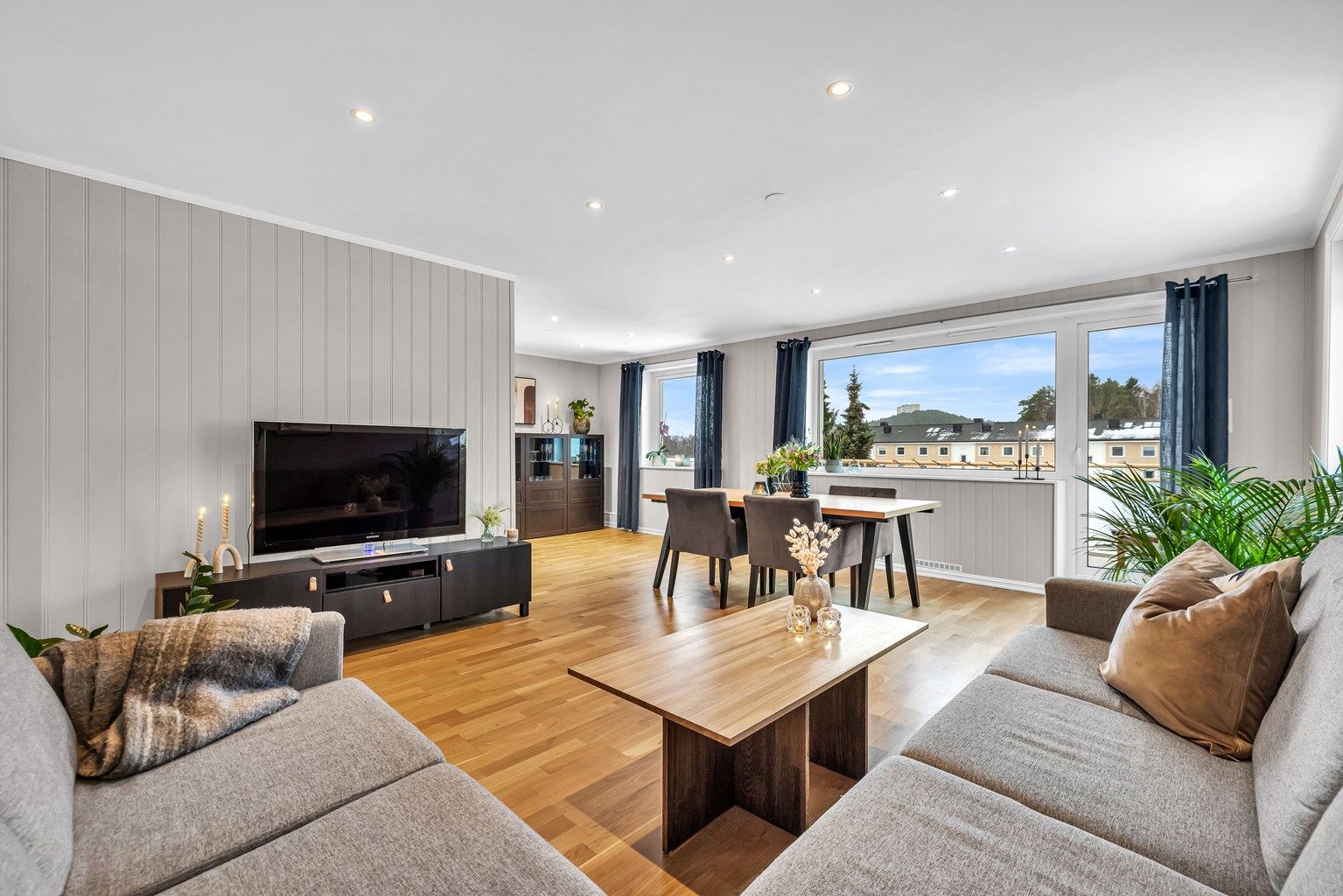 Eiendomsmegler Krogsveen v/ Vegard Gran-Andersen ønsker deg velkommen til Fjellsvingen 13, leiligheten som har den perfekte beliggenheten for deg som ønsker umiddelbar nærhet til alt Lørenskog har å tilby! 