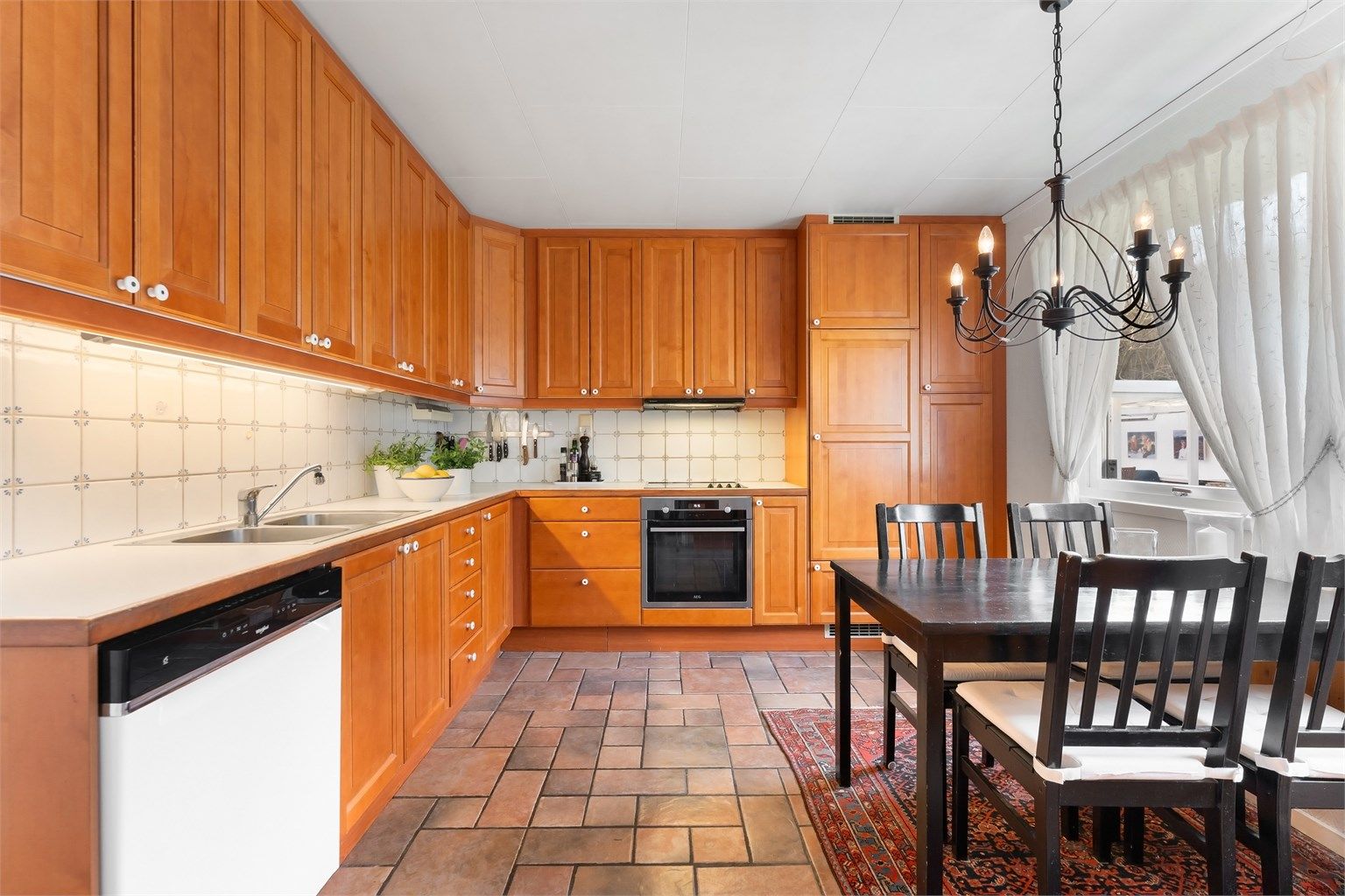 Pent kjøkken med spiseplass