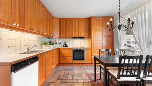 Pent kjøkken med spiseplass