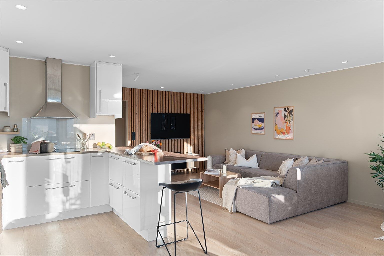 - Den åpne planløsningen gjør matlagingen til en sosial aktivitet og serveringen svært enkel -