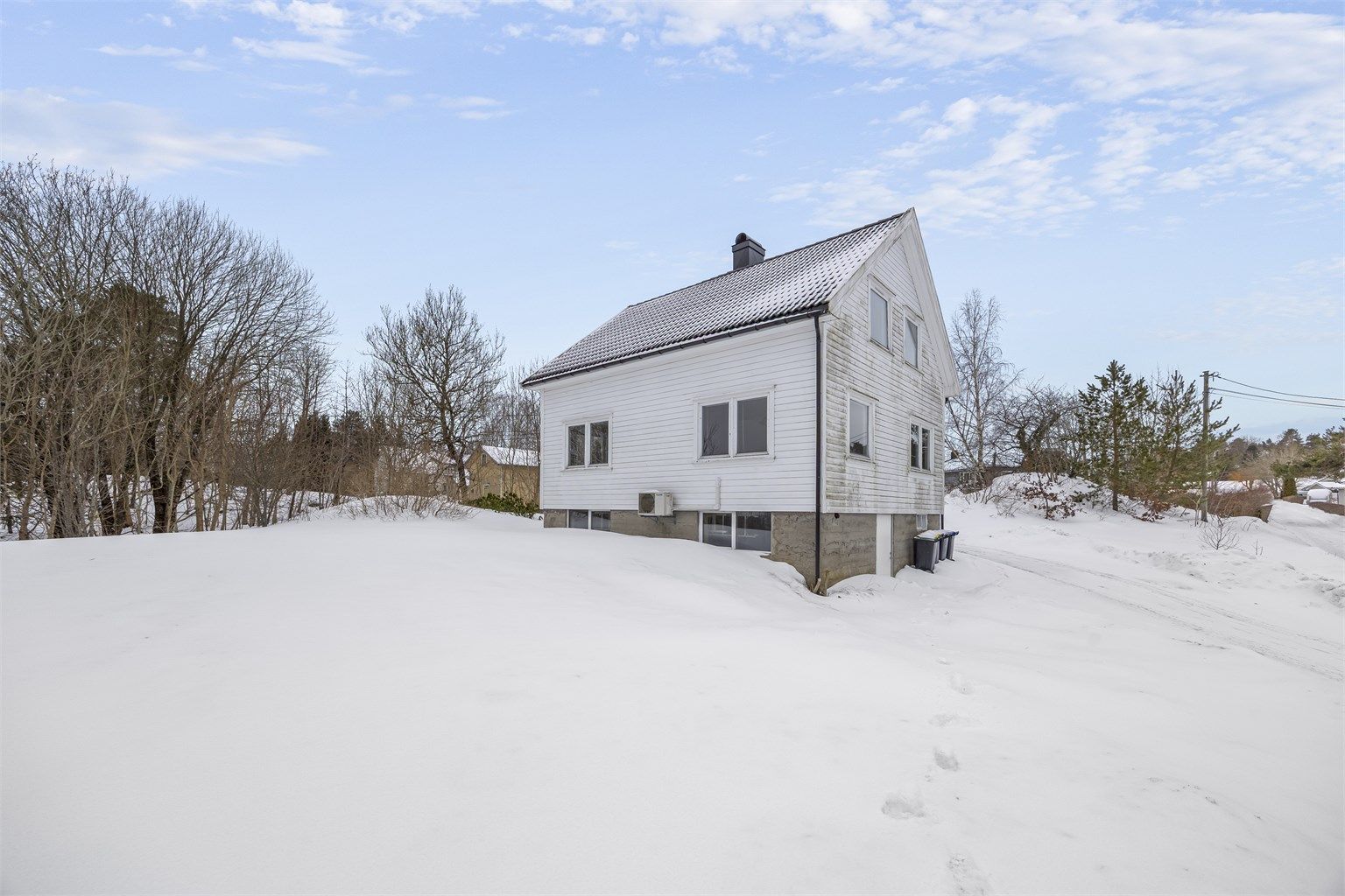 Enebolig med oppussingsbehov og romslig tomt.