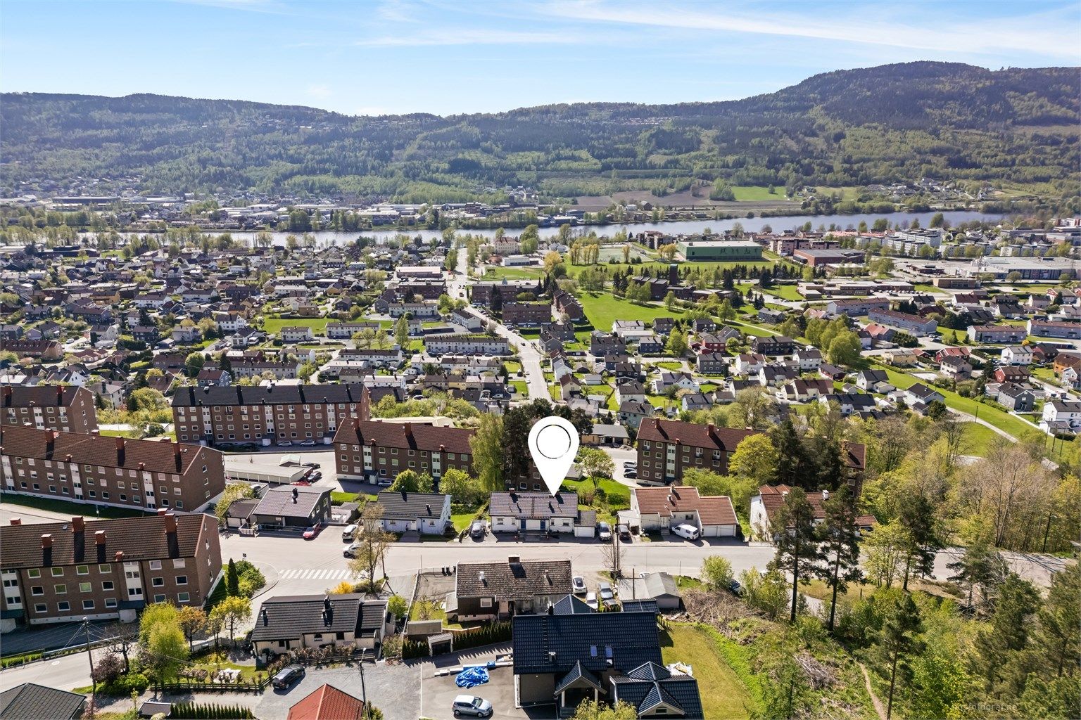 Eiendommen er beliggende i et attraktivt og veletablert boligområde