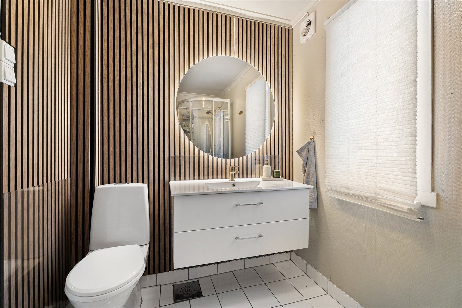 Fra gangen kommer du inn til badet