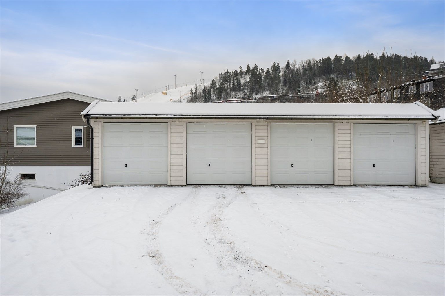 Boligen disponerer en garasjeplass på 16 m² i et frittstående felles garasjebygg. Garasjen er utstyrt med elbillader. 