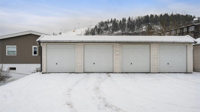 Boligen disponerer en garasjeplass på 16 m² i et frittstående felles garasjebygg. Garasjen er utstyrt med elbillader.