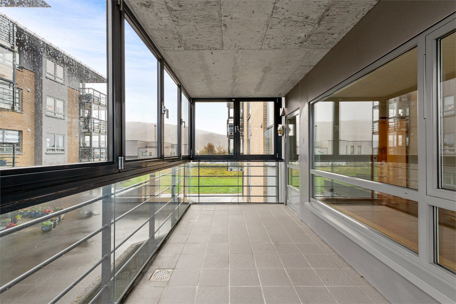 Utgang fra stue til innglasset balkong på 14 kvm mot sydøst