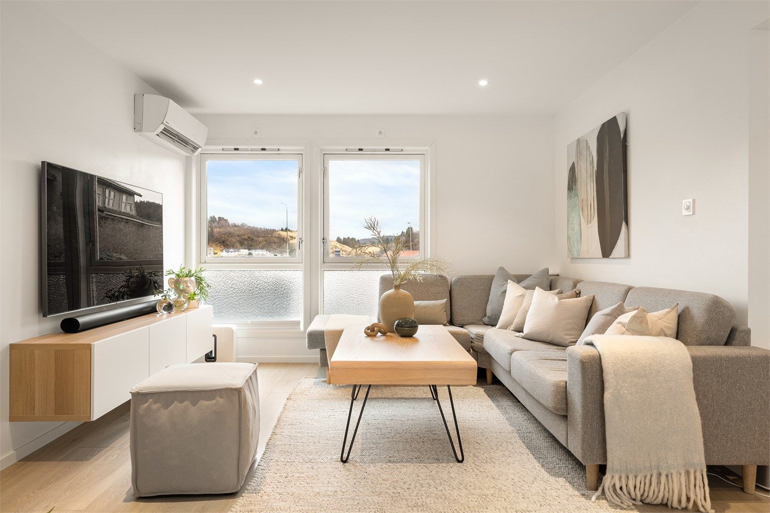 Boligen har en gjennomgående god standard med laminat på gulv og overflater malte i delikate farger. (Foto: Stian Inderhaug)