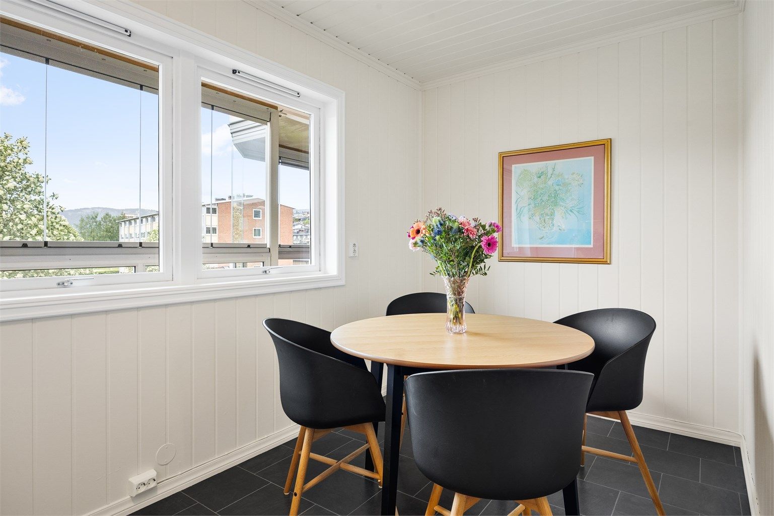 Plass til spisebord på kjøkkenet