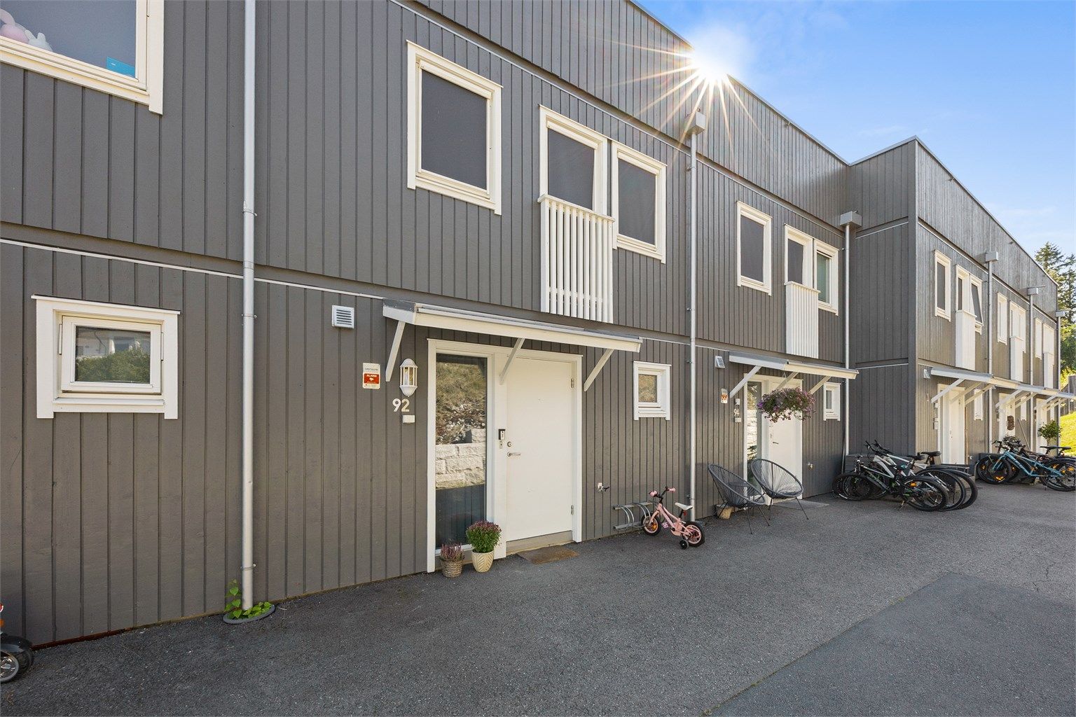 Hyggelig inngangsparti delvis overbygget