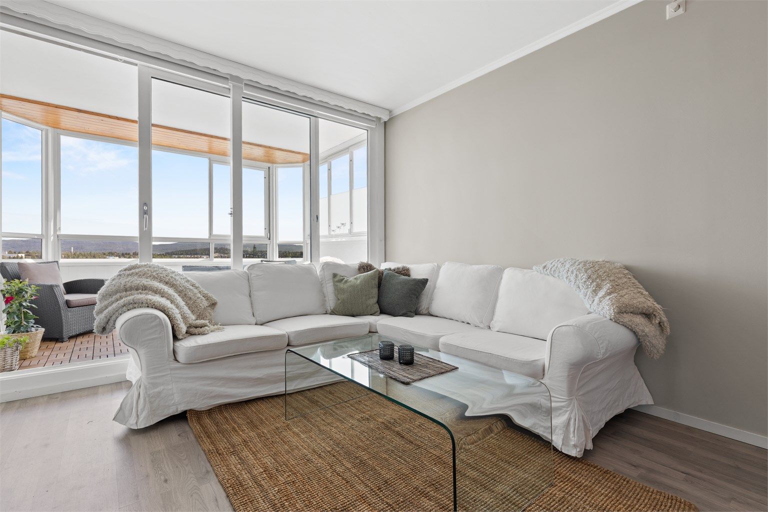 Her er det god plass til sofa, salongbord og TV-seksjon. Det er også utgang til den store, innglassede balkongen. 