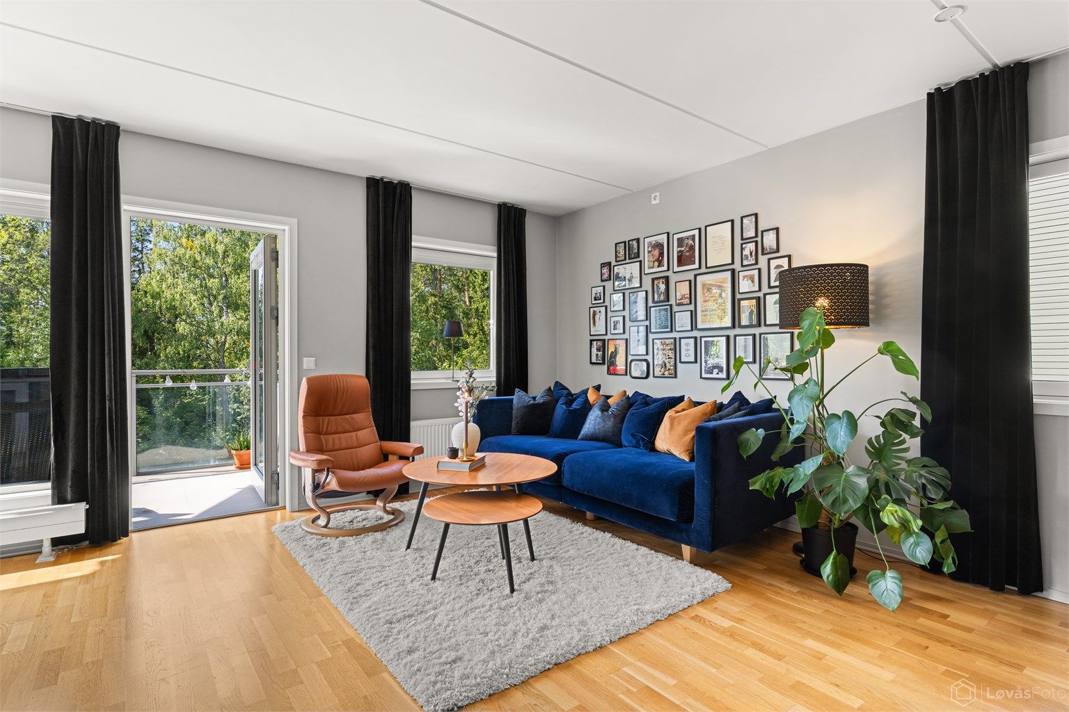 Stuen har god plass til både sofagruppe og spisebord, med direkte utgang til balkongen.