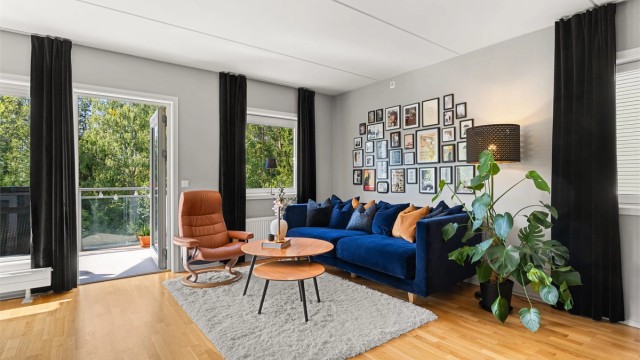 Stuen har god plass til både sofagruppe og spisebord, med direkte utgang til balkongen.