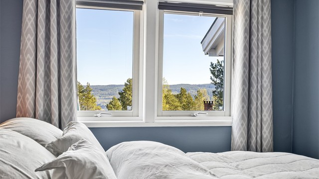 Vinduene slipper inn lys og rammer inn utsikten.