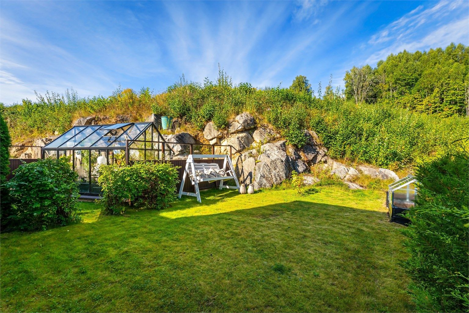 Felles uteområder er opparbeidet med plenarealer, beplantning og lekeplass.