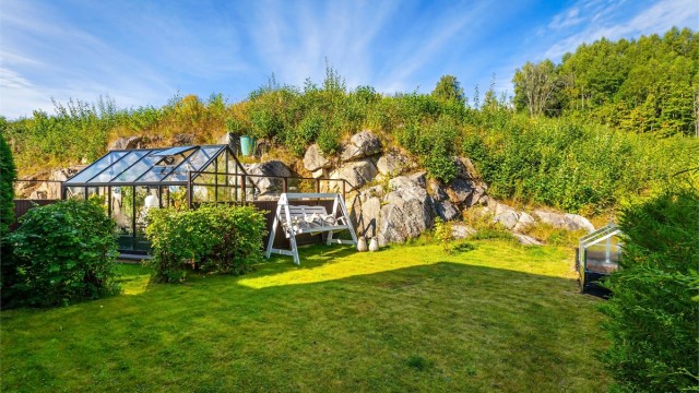 Felles uteområder er opparbeidet med plenarealer, beplantning og lekeplass.
