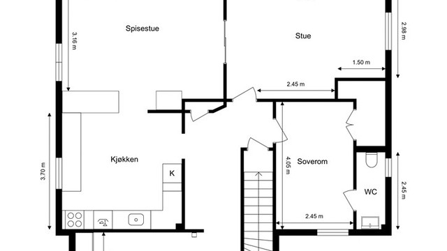 Første etasje har en sosial og åpen planløsning som binder sammen kjøkken, spisestue og stuer. Etasjen inneholder også et soverom og toalettrom.