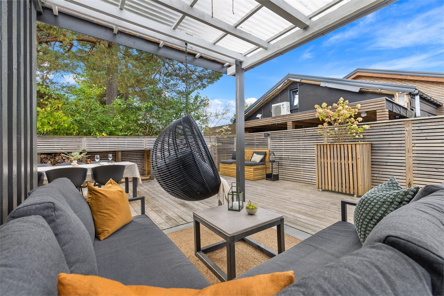 Frittliggende enebolig med stor terrasse, gode solforhold og en familievennlig planløsning (Foto Digit Media).