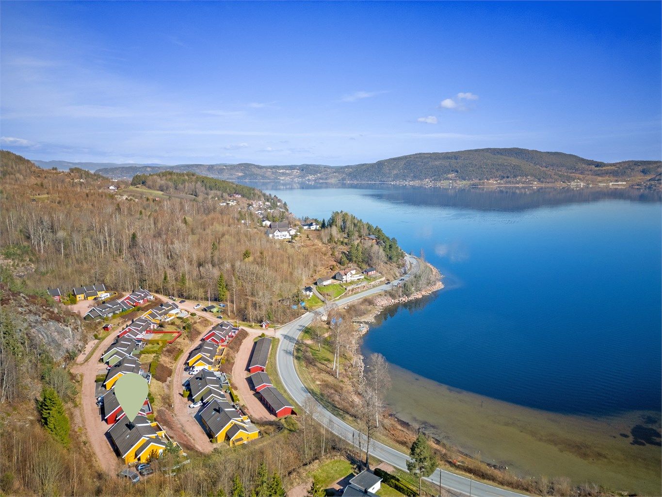 Boligen har en fin intern beliggenhet ytterst i enden av boligfeltet.