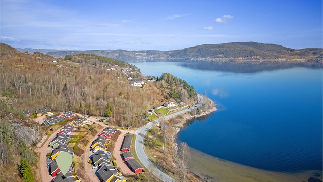Boligen har en fin intern beliggenhet ytterst i enden av boligfeltet.