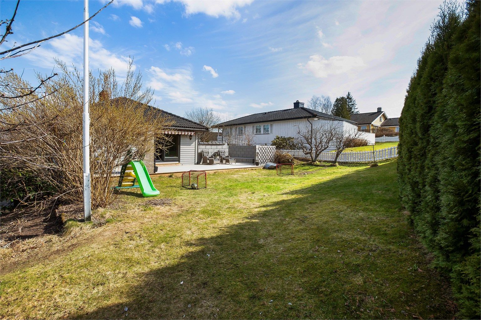 Hagen er pent opparbeidet og omkranset av hekk.