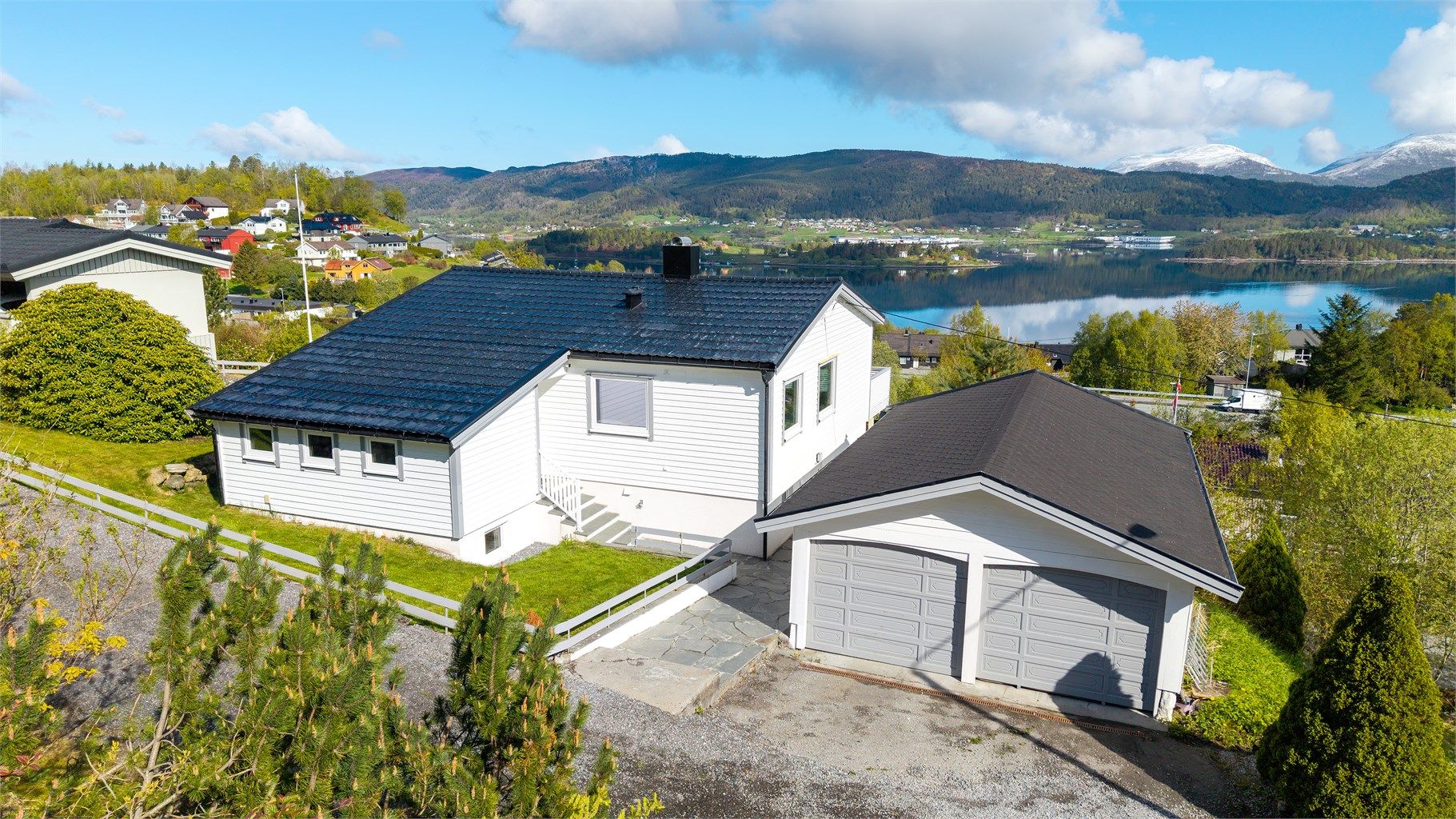 Eiendommen ligger i blindvei i populært boligområde og har dobbel garasje