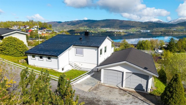 Eiendommen ligger i blindvei i populært boligområde og har dobbel garasje