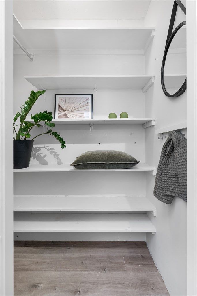 Praktisk innvendig bod med god plass for oppbevaring. 