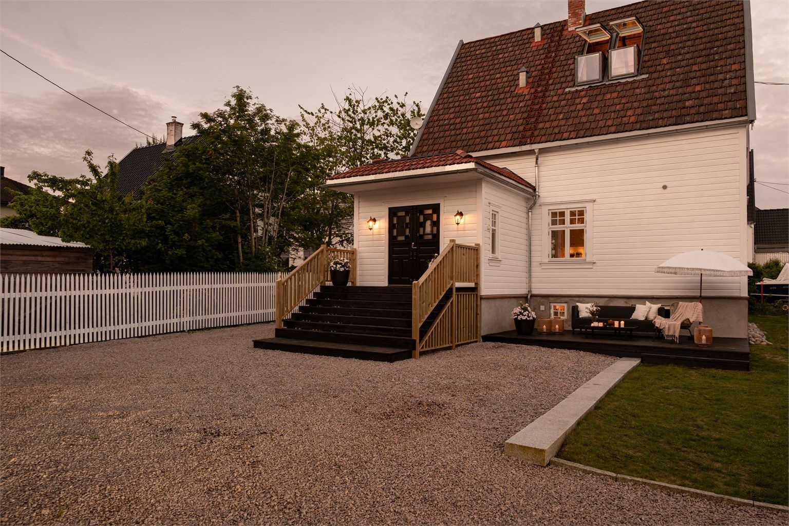 Hoveddelens inngangsparti er tilbaketrukket fra gaten og orientert mot gårdsplassen.