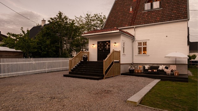 Hoveddelens inngangsparti er tilbaketrukket fra gaten og orientert mot gårdsplassen.