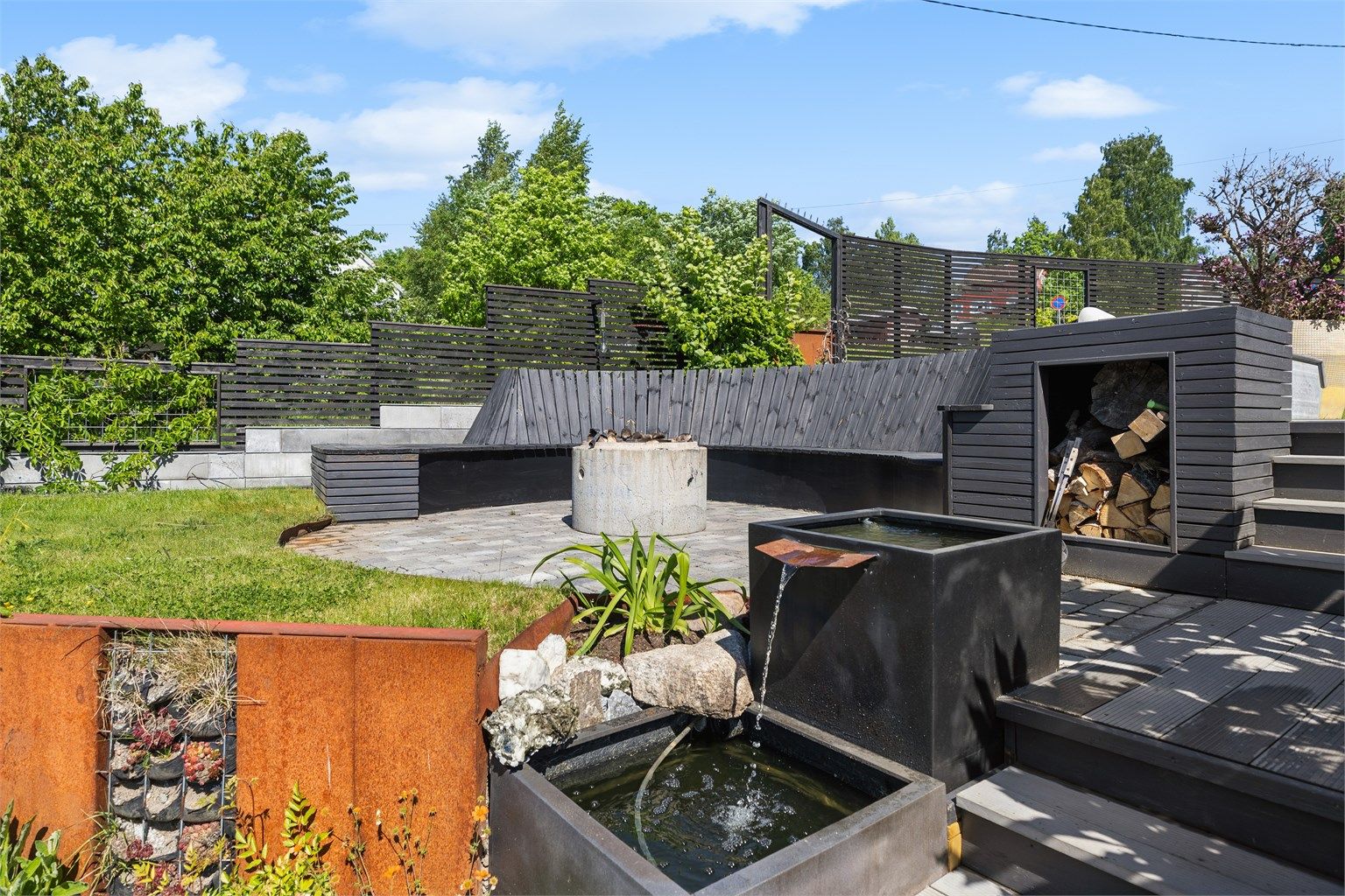 Sommerdagene kan nytes fra morgen til kveld, omgitt av vakre beplantninger, steinbed og stemningsfulle detaljer. Det flotte vannfallet tilfører hagen et eksklusivt preg og skaper en harmonisk atmosfære.