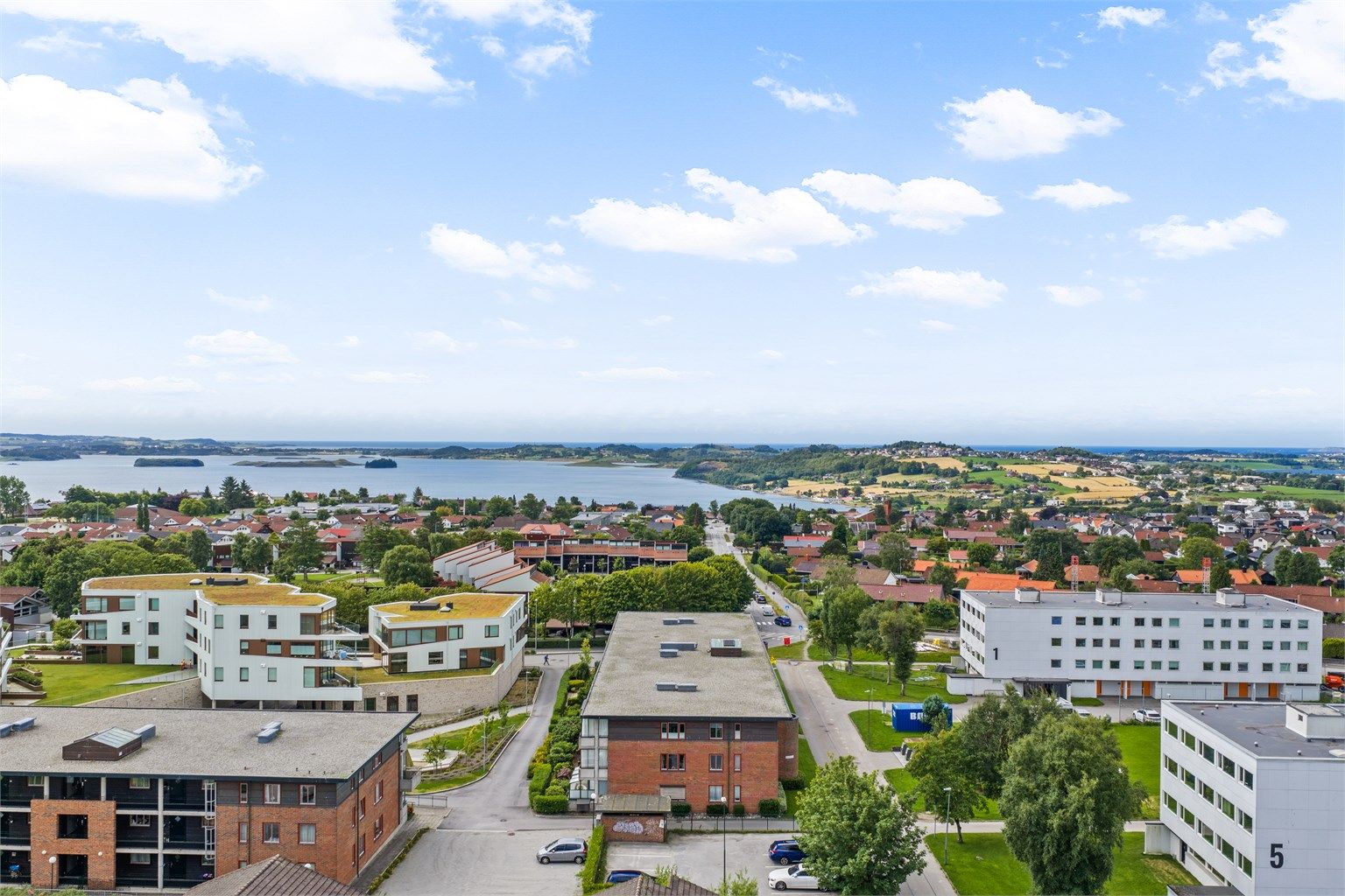 Gangavstand til Madlavoll skole (ca. 3 min) og Madlavoll barnehage (ca. 1 min).