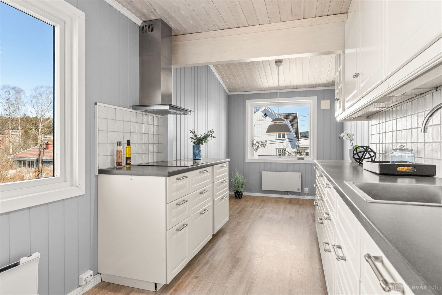 Kjøkkenet ble montert nytt i 2013 med integrerte hvitevarer