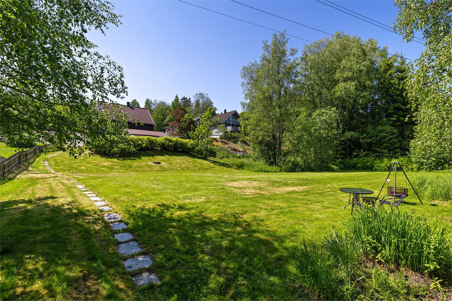 Tomt på hele 3.044 kvm med fine uteområder og strandlinje